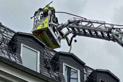 Update: Brand in Chemnitzer Wohnung breitet sich auf Dachstuhl aus - Zwei Verletzte bei Wohnungsbrand in Chemnitz - Straßensperrung während Löscharbeiten. Foto: Harry Härtel