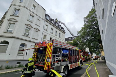 Update: Brand in Chemnitzer Wohnung breitet sich auf Dachstuhl aus - Zwei Verletzte bei Wohnungsbrand in Chemnitz - Straßensperrung während Löscharbeiten. Foto: Harry Härtel