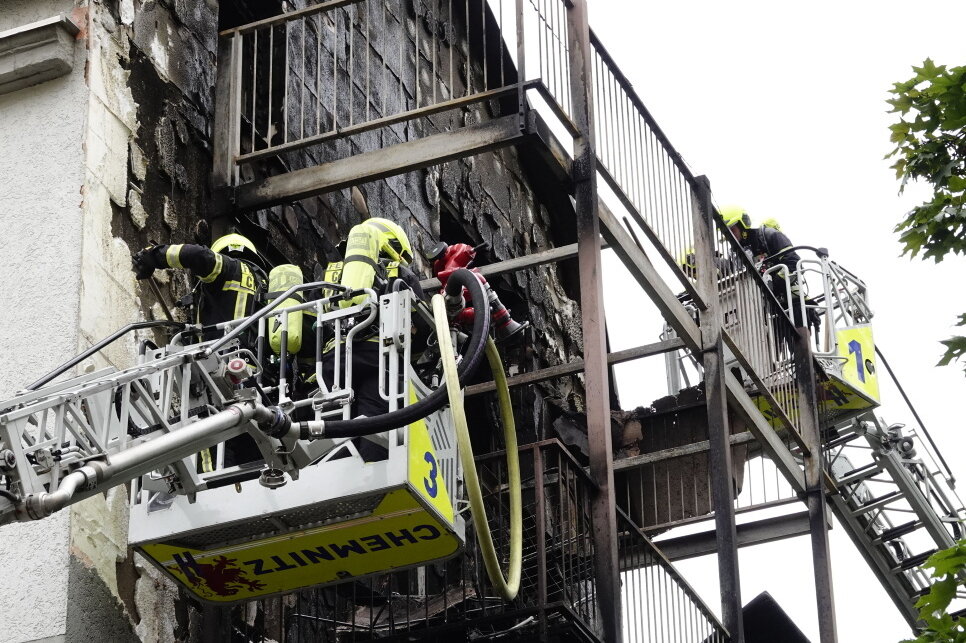 Update: Brand in Chemnitzer Wohnung breitet sich auf Dachstuhl aus - Zwei Verletzte bei Wohnungsbrand in Chemnitz - Straßensperrung während Löscharbeiten. Foto: Harry Härtel