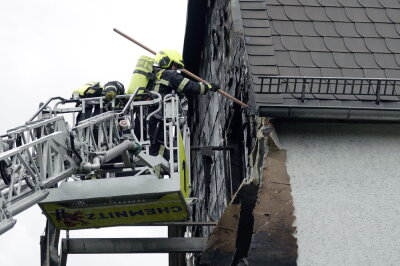 Update: Brand in Chemnitzer Wohnung breitet sich auf Dachstuhl aus - Zwei Verletzte bei Wohnungsbrand in Chemnitz - Straßensperrung während Löscharbeiten. Foto: Harry Härtel