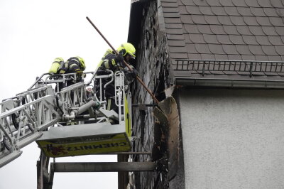 Update: Brand in Chemnitzer Wohnung breitet sich auf Dachstuhl aus - Zwei Verletzte bei Wohnungsbrand in Chemnitz - Straßensperrung während Löscharbeiten. Foto: Harry Härtel