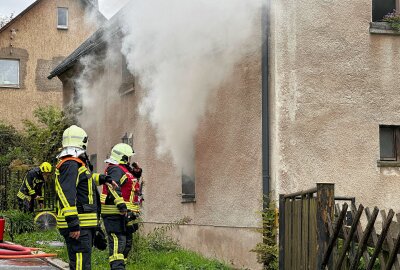 Update: Brand in Lauter-Bernsbach: Ermittlungen wegen fahrlässiger Brandstiftung - Am Samstagnachmittag kam es in Lauter-Bernsbach zu einer massiven Rauchentwicklung in einem Haus. Foto: Daniel Unger