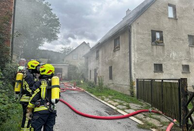 Update: Brand in Lauter-Bernsbach: Ermittlungen wegen fahrlässiger Brandstiftung - Die Feuerwehr von Lauter, Bernsbach und Aue sind im Einsatz. Foto: Daniel Unger