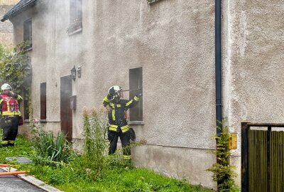 Update: Brand in Lauter-Bernsbach: Ermittlungen wegen fahrlässiger Brandstiftung - Die Feuerwehr musste die Scheibe einschlagen, um ins Gebäude vorzudringen. Foto: Daniel Unger