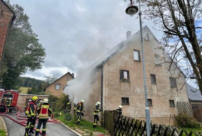 Update: Brand in Lauter-Bernsbach: Ermittlungen wegen fahrlässiger Brandstiftung - Die Feuerwehr von Lauter, Bernsbach und Aue sind im Einsatz. Foto: Daniel Unger