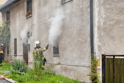 Update: Brand in Lauter-Bernsbach: Ermittlungen wegen fahrlässiger Brandstiftung - Die Feuerwehr musste die Scheibe einschlagen, um ins Gebäude vorzudringen. Foto: Daniel Unger