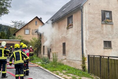 Update: Brand in Lauter-Bernsbach: Ermittlungen wegen fahrlässiger Brandstiftung - Es entstand eine massive Rauchentwicklung. Foto: Daniel Unger