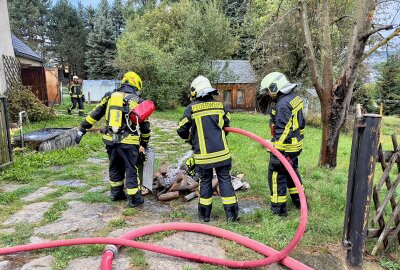 Update: Brand in Lauter-Bernsbach: Ermittlungen wegen fahrlässiger Brandstiftung - Der Holzstapel wurde ins Freie gebracht und dann gelöscht. Foto: Daniel Unger