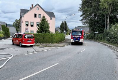 Update: Brand in Lauter-Bernsbach: Ermittlungen wegen fahrlässiger Brandstiftung - Die B101 wurde aufgrund der Löscharbeiten voll gesperrt. Foto: Daniel Unger