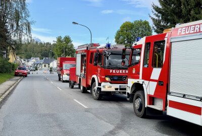 Update: Brand in Lauter-Bernsbach: Ermittlungen wegen fahrlässiger Brandstiftung - Die B101 wurde aufgrund der Löscharbeiten voll gesperrt. Foto: Daniel Unger