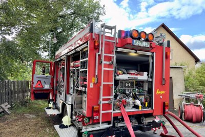 Update: Brand in Lauter-Bernsbach: Ermittlungen wegen fahrlässiger Brandstiftung - Die Feuerwehr von Lauter, Bernsbach und Aue sind im Einsatz. Foto: Daniel Unger