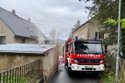 Update: Brand in Lauter-Bernsbach: Ermittlungen wegen fahrlässiger Brandstiftung - Es wurden zwei Personen verletzt ins Krankenhaus gebracht. Foto: Daniel Unger