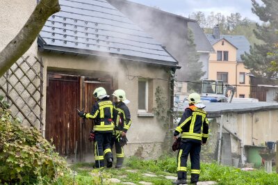 Update: Brand in Lauter-Bernsbach: Ermittlungen wegen fahrlässiger Brandstiftung - Es entstand eine massive Rauchentwicklung. Foto: Daniel Unger