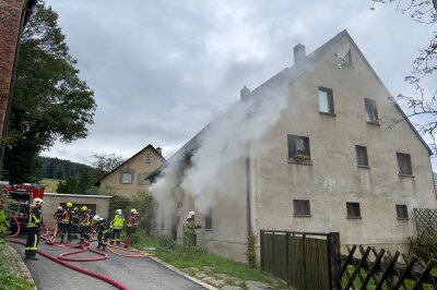 Am Samstagnachmittag kam es in Lauter-Bernsbach zu einer massiven Rauchentwicklung in einem Haus. Foto: Daniel Unger