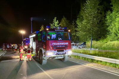 Ein technischer Defekt verursachte den Brand. Der Fahrer konnte das Fahrzeug sicher abstellen und die Feuerwehr verständigen.