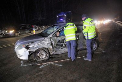 Update: Crash auf der B95: Zwei Schwerverletzte - Schwerer Unfall auf der B95. Foto: Christian Grube