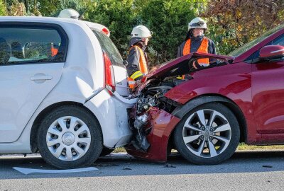 Update: Crash mit mehreren Fahrzeugen bei Löbau - Elfjähriger Beifahrer verletzt - Die Straße ist gegenwärtig voll gesperrt. Foto: xcitepress