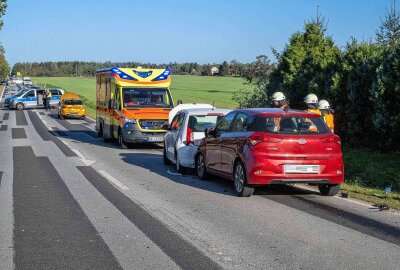 Update: Crash mit mehreren Fahrzeugen bei Löbau - Elfjähriger Beifahrer verletzt - Die Straße ist gegenwärtig voll gesperrt. Foto: xcitepress