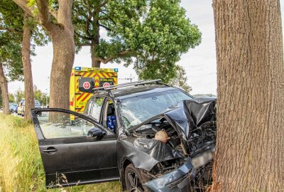 Update: Crottendorf - Überholmanöver endet mit Frontalcrash gegen Baum -  Im Einsatz waren zirka 24 Kameraden. Foto: André März