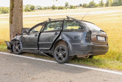 Update: Crottendorf - Überholmanöver endet mit Frontalcrash gegen Baum -  Im Einsatz waren zirka 24 Kameraden. Foto: André März