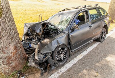 Update: Crottendorf - Überholmanöver endet mit Frontalcrash gegen Baum -  Im Einsatz waren zirka 24 Kameraden. Foto: André März