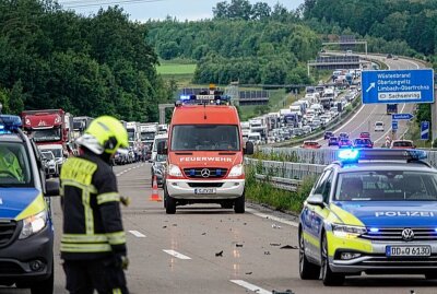 Update des schweren Unfalls auf der A4: Drei Verletzte bei Kollision -  Unfallstelle auf der A4 zwischen Wüstenbrand und Limbach-Oberfrohna: Feuerwehr und Rettungskräfte im Großeinsatz. Foto: Harry Härtel