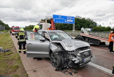 Update des schweren Unfalls auf der A4: Drei Verletzte bei Kollision - Einsatzkräfte der Feuerwehr befreien den eingeschlossenen Fahrer aus dem verunfallten VW nach einem schweren Unfall auf der A4. Foto: Harry Härtel