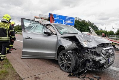 Update des schweren Unfalls auf der A4: Drei Verletzte bei Kollision - Schwerer Verkehrsunfall auf der A4: Feuerwehr rettet schwer verletzten Fahrer aus seinem Fahrzeug. Foto: Harry Härtel