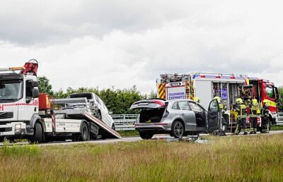 Update des schweren Unfalls auf der A4: Drei Verletzte bei Kollision -  Unfallstelle auf der A4 zwischen Wüstenbrand und Limbach-Oberfrohna: Feuerwehr und Rettungskräfte im Großeinsatz. Foto: Harry Härtel