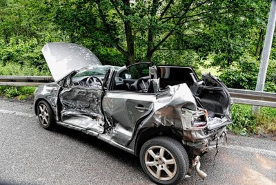 Update des schweren Unfalls auf der A4: Drei Verletzte bei Kollision - Einsatzkräfte der Feuerwehr befreien den eingeschlossenen Fahrer aus dem verunfallten VW nach einem schweren Unfall auf der A4. Foto: Harry Härtel