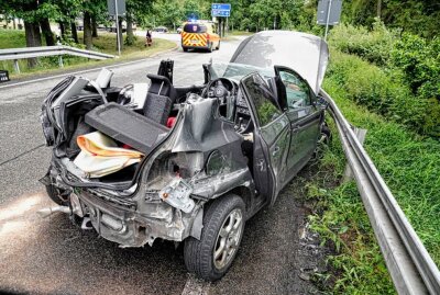 Update des schweren Unfalls auf der A4: Drei Verletzte bei Kollision - Schwerer Verkehrsunfall auf der A4: Feuerwehr rettet schwer verletzten Fahrer aus seinem Fahrzeug. Foto: Harry Härtel