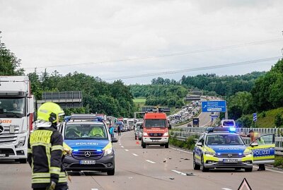 Update des schweren Unfalls auf der A4: Drei Verletzte bei Kollision -  Unfallstelle auf der A4 zwischen Wüstenbrand und Limbach-Oberfrohna: Feuerwehr und Rettungskräfte im Großeinsatz. Foto: Harry Härtel