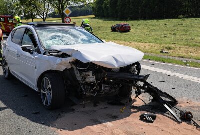 Update: Drei schwer verletzte Personen bei Kreuzungscrash - Ein schwerer Unfall mit drei Verletzten. Fotos: Niko Mutschmann