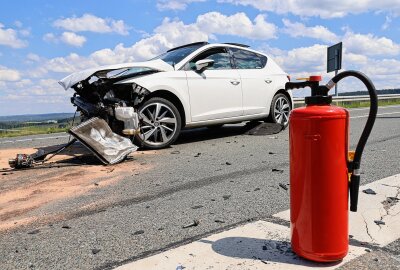 Update: Drei schwer verletzte Personen bei Kreuzungscrash - Ein schwerer Unfall mit drei Verletzten. Fotos: Niko Mutschmann