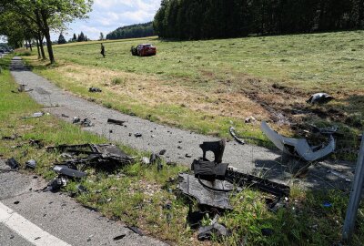 Update: Drei schwer verletzte Personen bei Kreuzungscrash - Ein schwerer Unfall mit drei Verletzten. Fotos: Niko Mutschmann