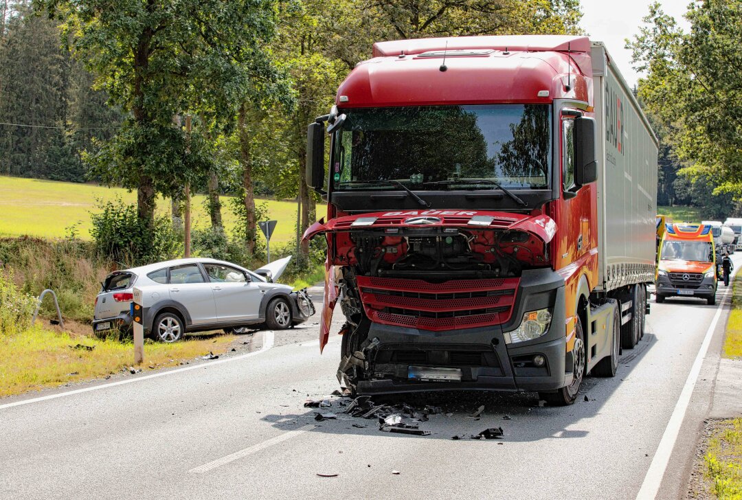 Update: Drei Verletzte nach Kollision mit LKW auf B92 - Schwerer Unfall auf der B92. Foto: Igor Pastierovic