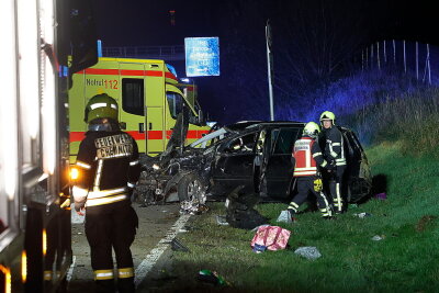 Update: Drei Verletzte und schwer verletztes Baby bei Unfall auf der A4 bei Chemnitz - Schwerer Unfall auf der A4 bei Chemnitz Mitte. Foto: ChemPic