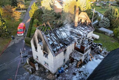 Update: Einfamilienhaus geht in Flammen auf und brennt nahezu komplett ab - Zu einem verheerenden Hausbrand ist es in der Nacht zu Donnerstag gegen 3.15 Uhr im Mügelner Ortsteil Sornzig-Ablaß gekommen. Foto: EHL Media/Dietmar Thomas