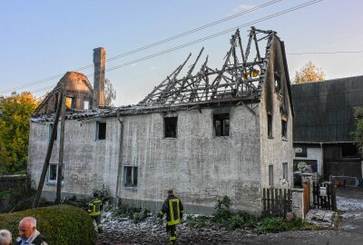 Update: Einfamilienhaus geht in Flammen auf und brennt nahezu komplett ab - Zu einem verheerenden Hausbrand ist es in der Nacht zu Donnerstag gegen 3.15 Uhr im Mügelner Ortsteil Sornzig-Ablaß gekommen. Foto: EHL Media/Dietmar Thomas