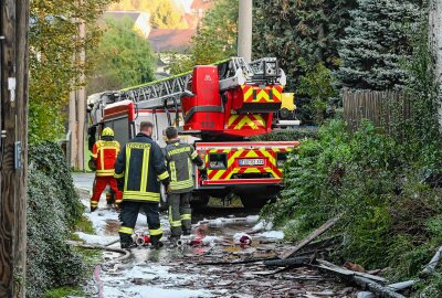 Update: Einfamilienhaus geht in Flammen auf und brennt nahezu komplett ab - Zu einem verheerenden Hausbrand ist es in der Nacht zu Donnerstag gegen 3.15 Uhr im Mügelner Ortsteil Sornzig-Ablaß gekommen. Foto: EHL Media/Dietmar Thomas