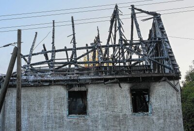 Update: Einfamilienhaus geht in Flammen auf und brennt nahezu komplett ab - Das Wohnhaus, in dem zwei Kinder mit ihren Eltern wohnten, konnte jedoch nicht mehr gerettet werden. Foto: EHL Media/Dietmar Thomas