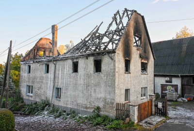 Update: Einfamilienhaus geht in Flammen auf und brennt nahezu komplett ab - Das Wohnhaus, in dem zwei Kinder mit ihren Eltern wohnten, konnte jedoch nicht mehr gerettet werden. Foto: EHL Media/Dietmar Thomas