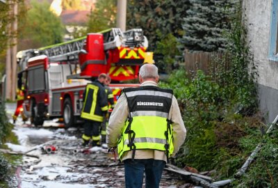 Update: Einfamilienhaus geht in Flammen auf und brennt nahezu komplett ab - Das Wohnhaus, in dem zwei Kinder mit ihren Eltern wohnten, konnte jedoch nicht mehr gerettet werden. Foto: EHL Media/Dietmar Thomas