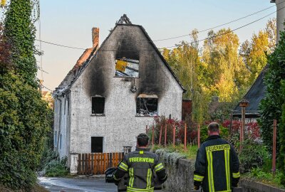 Update: Einfamilienhaus geht in Flammen auf und brennt nahezu komplett ab - Vor Ort waren mehrere Dutzend Einsatzkräfte aus dem Landkreis Leipzig im Einsatz, darunter auch eine Drehleiter. Foto: EHL Media/Dietmar Thomas