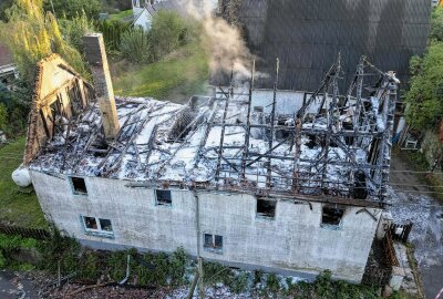 Update: Einfamilienhaus geht in Flammen auf und brennt nahezu komplett ab - Vor Ort waren mehrere Dutzend Einsatzkräfte aus dem Landkreis Leipzig im Einsatz, darunter auch eine Drehleiter. Foto: EHL Media/Dietmar Thomas