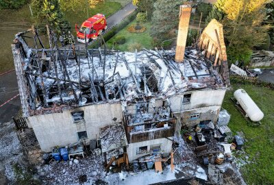 Update: Einfamilienhaus geht in Flammen auf und brennt nahezu komplett ab - Vor Ort waren mehrere Dutzend Einsatzkräfte aus dem Landkreis Leipzig im Einsatz, darunter auch eine Drehleiter. Foto: EHL Media/Dietmar Thomas