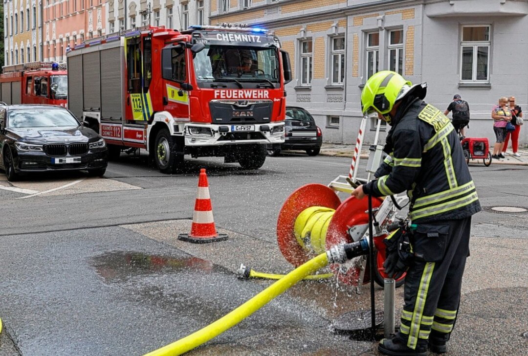 Update: Erschwerte Löscharbeiten bei Brand in Chemnitzer Gewerbehof - Am Donnerstag wurde die Feuerwehr gegen 10 Uhr in Chemnitz zur Philippstraße 13 gerufen. Foto: Harry Härtel