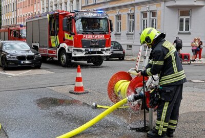 Update: Erschwerte Löscharbeiten bei Brand in Chemnitzer Gewerbehof - Am Donnerstag wurde die Feuerwehr gegen 10 Uhr in Chemnitz zur Philippstraße 13 gerufen. Foto: Harry Härtel