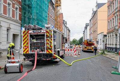 Update: Erschwerte Löscharbeiten bei Brand in Chemnitzer Gewerbehof - Am Donnerstag wurde die Feuerwehr gegen 10 Uhr in Chemnitz zur Philippstraße 13 gerufen. Foto: Harry Härtel