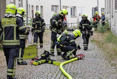 Update: Erschwerte Löscharbeiten bei Brand in Chemnitzer Gewerbehof - Am Donnerstag wurde die Feuerwehr gegen 10 Uhr in Chemnitz zur Philippstraße 13 gerufen. Foto: Harry Härtel